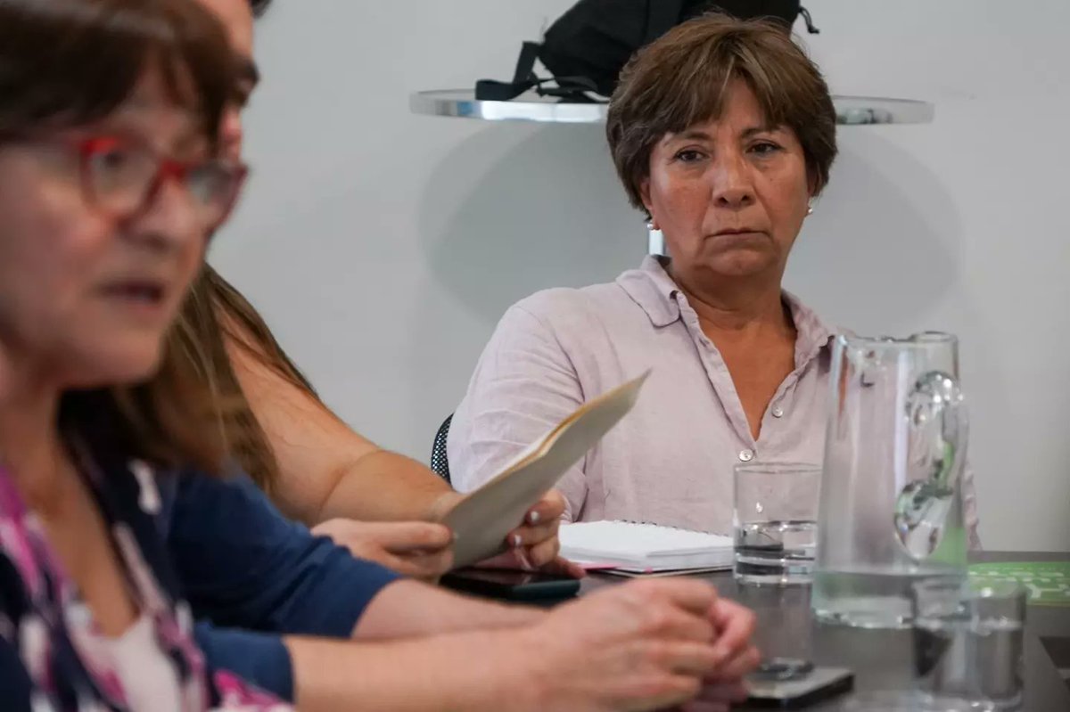 SubseBBNN's tweet photo. Subsecretaria @MarilenCabrera se reúne con dirigentes de diversos comités de vivienda de la comuna de La Reina, el Diputado @tomashirsch y el concejal de la comuna, @FernandoEncinaW

Avanzando en el plan de emergencia habitacional❗ https://t.co/eOG6Av9PZY