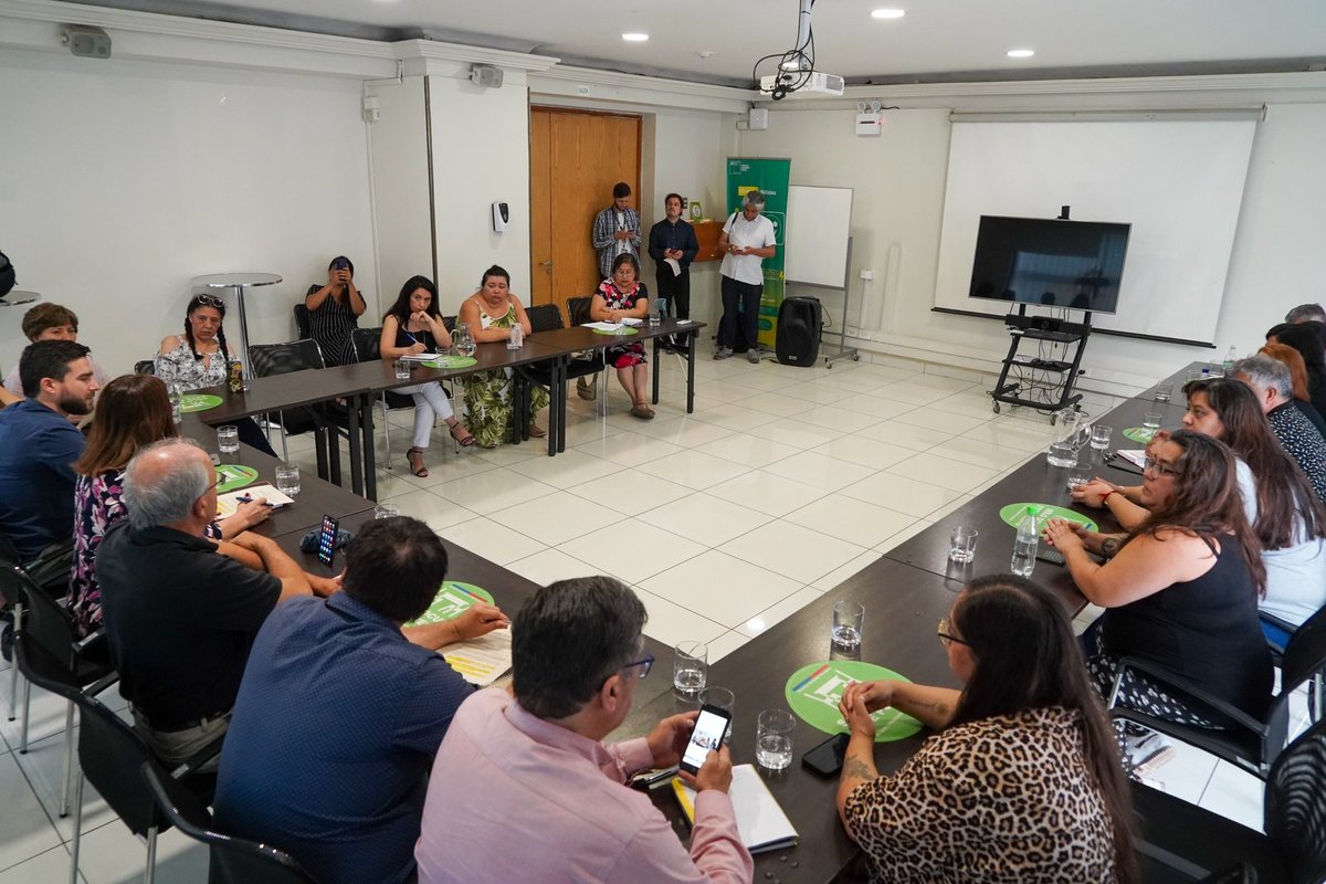 SubseBBNN's tweet photo. Subsecretaria @MarilenCabrera se reúne con dirigentes de diversos comités de vivienda de la comuna de La Reina, el Diputado @tomashirsch y el concejal de la comuna, @FernandoEncinaW

Avanzando en el plan de emergencia habitacional❗ https://t.co/eOG6Av9PZY