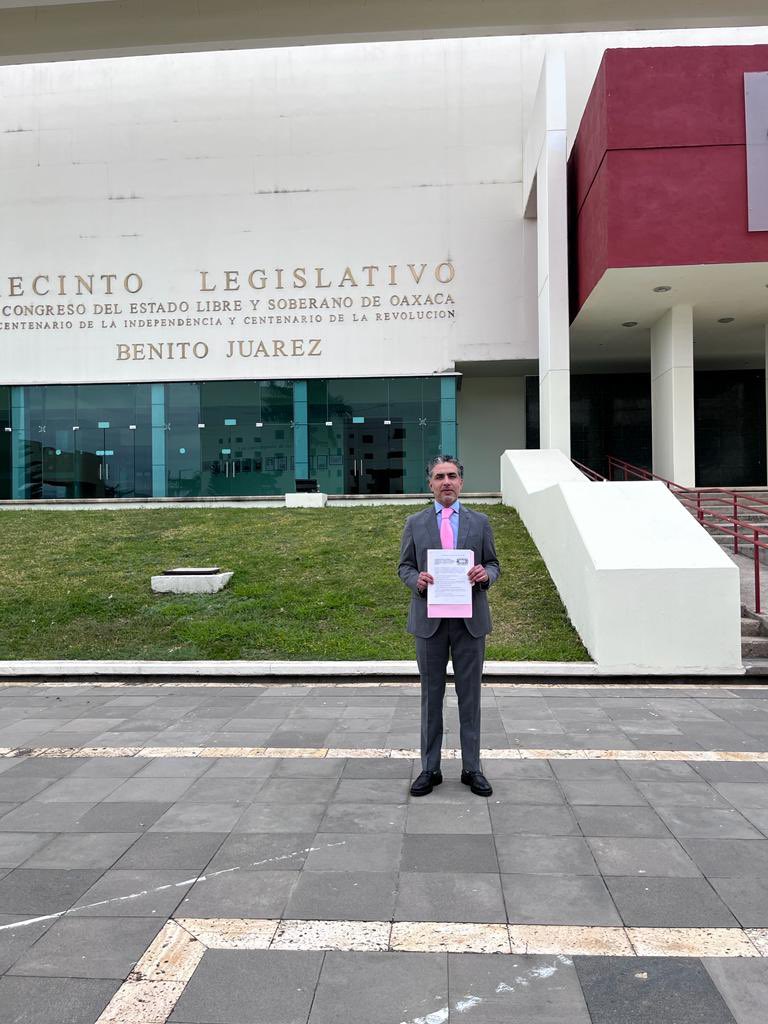 Ⓜ️📺Entre quienes manifestaron ante el <a href="/CongresoOaxaca_/">H. Congreso del Estado de Oaxaca</a> la intención por ser titular de <a href="/FISCALIA_GobOax/">Fiscalía General</a> , se encuentra Ernesto López Saure, un abogado de 48 años, destacado por su alta formación académica, experiencia práctica en el ámbito del sistema acusatorio. Es del Istmo.