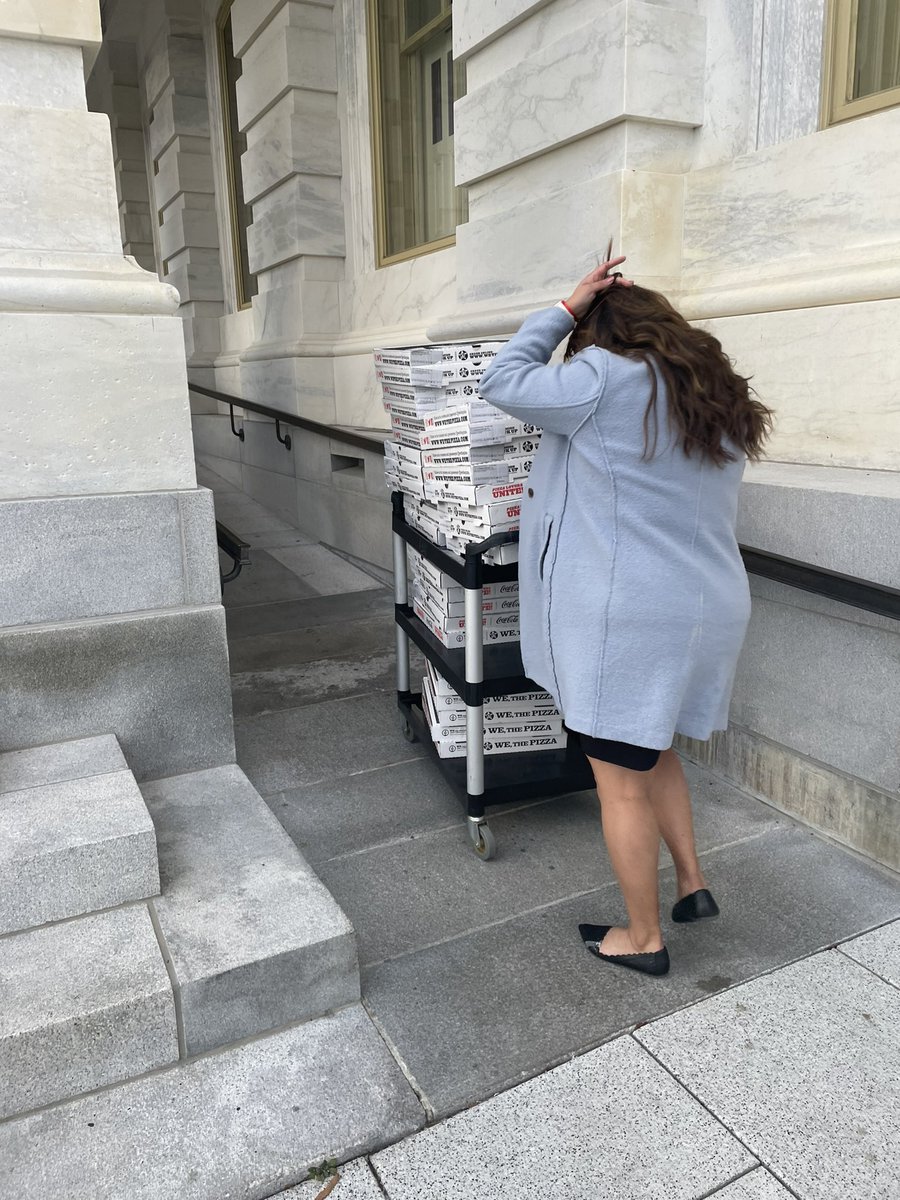 MicaSoellnerDC's tweet photo. About a 100 pizzas are being rolled into the Capitol https://t.co/2RbFkiemEJ
