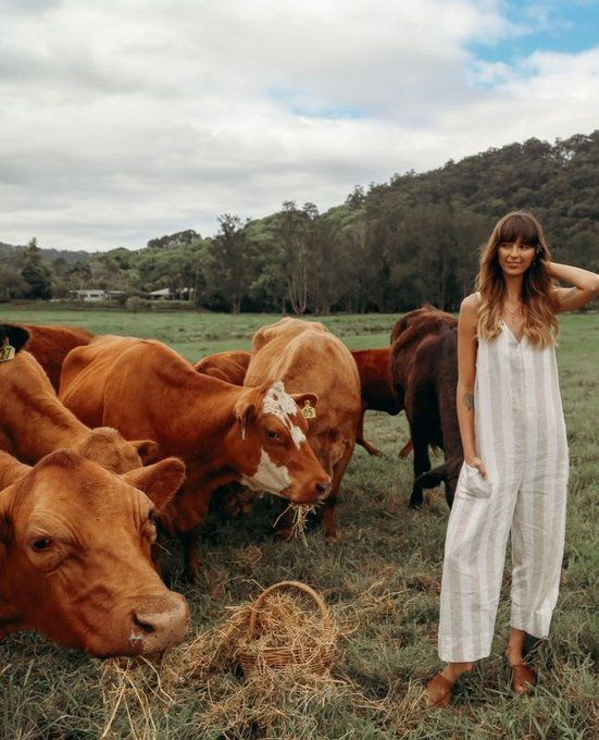 AlpacaAurelius's tweet photo. hot girls love cows https://t.co/7wDrm1ds6A