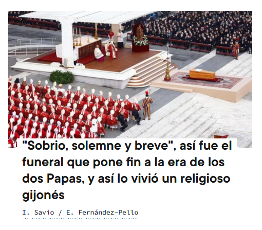 TuiteronDeGijon's tweet photo. En la abarrotada Plaza de San Pedro circulaba una pregunta a la que nadie fue capaz de poner respuesta:
"¿Quién es ese de blanco que está al lado del gijonés?". https://t.co/3eBA7Ouado