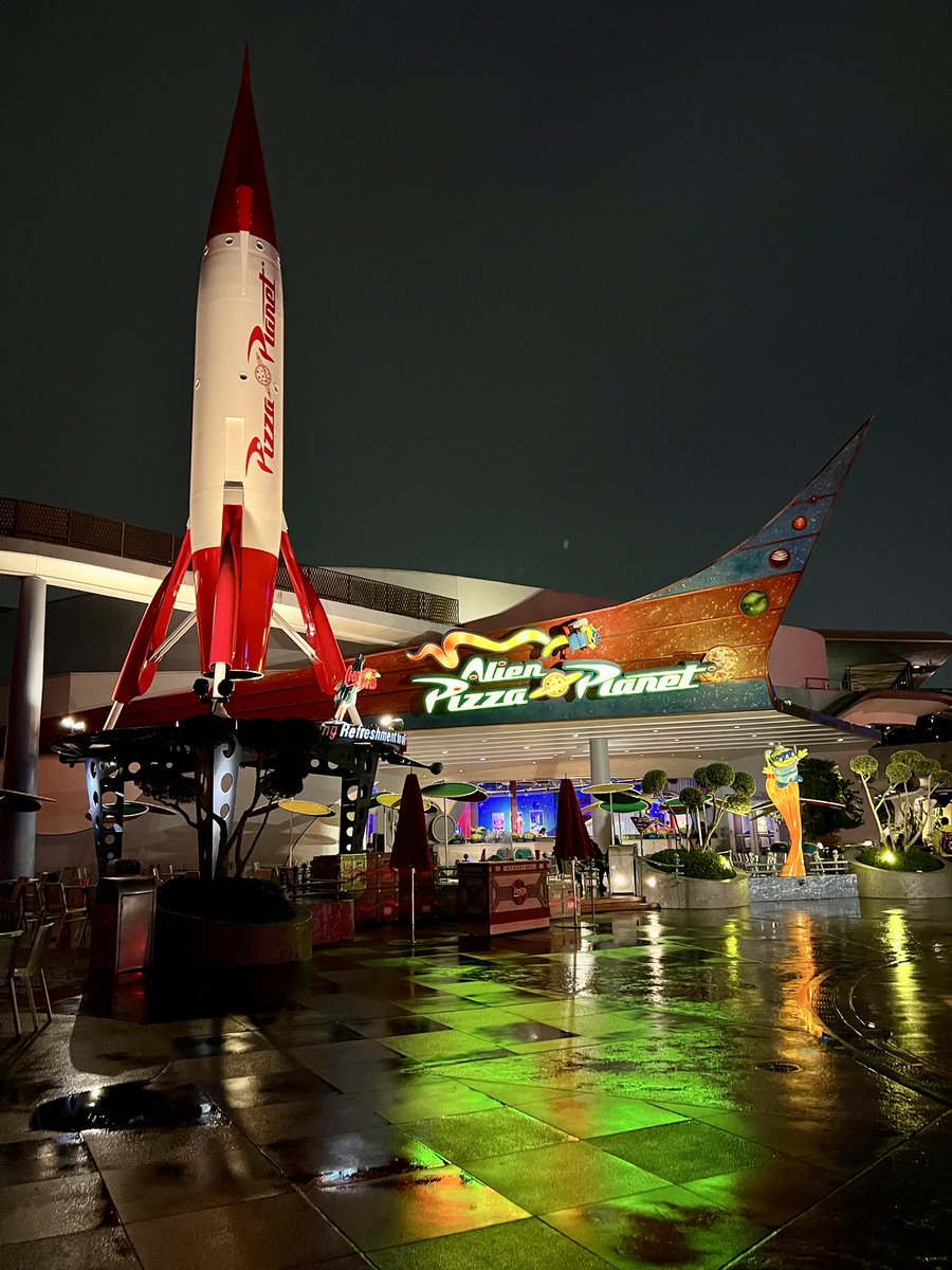 CaffeineCub's tweet image. Disneyland in the rain hits different 🌧️