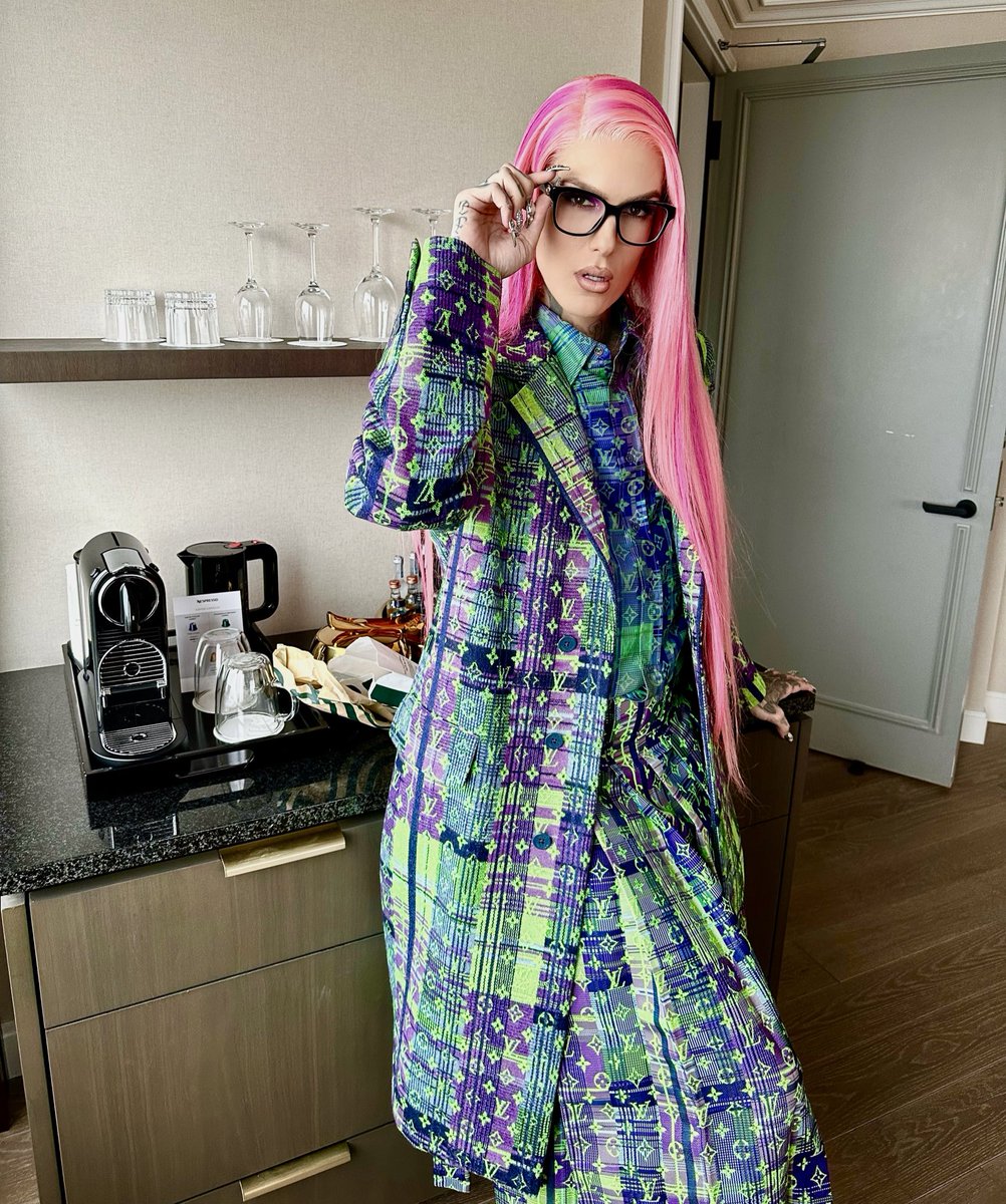 JeffreeStar's tweet photo. Time to film a tutorial on how to suck dick like a Star 💦⭐️🥽 https://t.co/2zZa9g6V9V