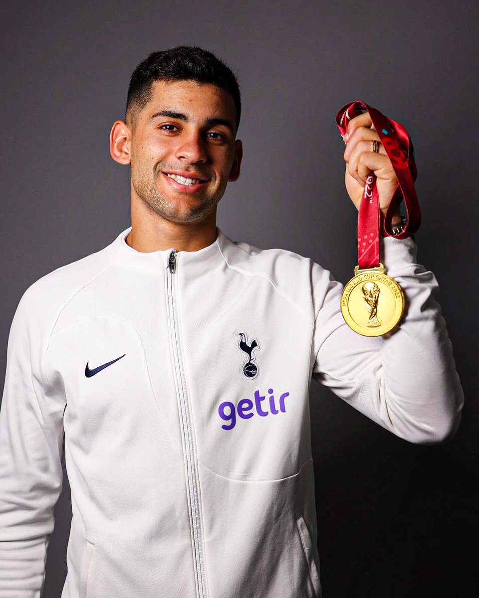 dataref_ar's tweet photo. 🇦🇷🥇 Cuti Romero, nuestro campeón del mundo. https://t.co/l3NEizRauc
