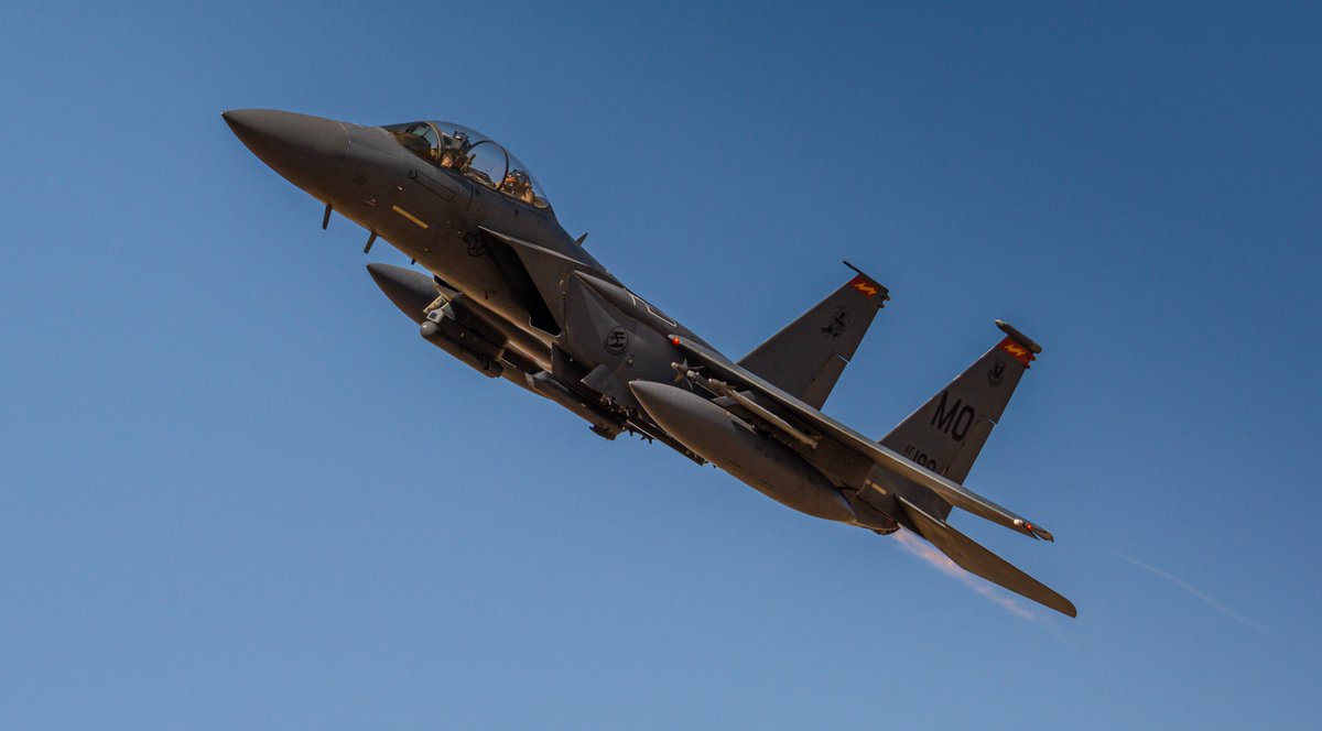 avcdante's tweet photo. #389th T-Bolt departing Mountain Home AFB, back-seater posing for the camera 💥 https://t.co/TvL64XPH2B