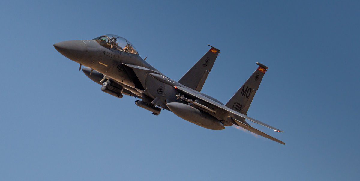 avcdante's tweet photo. #389th T-Bolt departing Mountain Home AFB, back-seater posing for the camera 💥 https://t.co/TvL64XPH2B