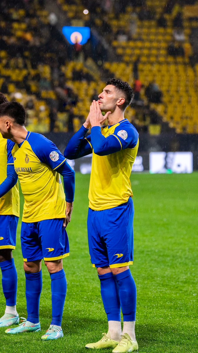 AlvaroGonzalez_'s tweet photo. We play, fight and win together!!! A kiss to all of you for the great support. See you soon 💙💛🦇⛈️  @AlNassrFC https://t.co/vERqRVz0DT