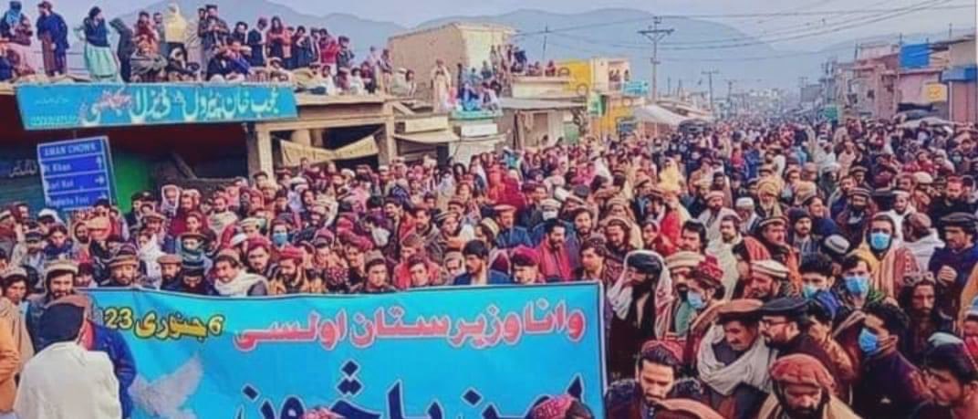 itsmeawais_'s tweet photo. Pashtuns cannot be used as scapegoats or canons anymore!
The people of South Waziristan gathered in huge numbers to protest against the ongoing terrorism and unrests in those areas. We stand with Wana . We demand for Peace🕊️
#SouthWaziristan #Wanaprotest #Waziristan #talibanout https://t.co/5lF6K46bNF