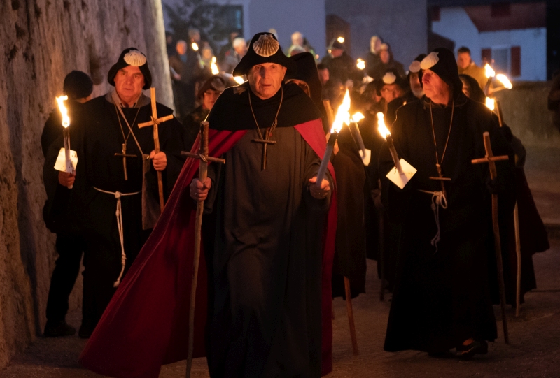 I pellegrini del Cammino Jacopeo D'anaunia sfilano lungo le strade di Fondo e danno il via alla 49ª edizione de <a href="/LaCiaspolada/">La Ciaspolada</a>, che domani porterà alle Regole di Malosco oltre 2000 concorrenti, agonisti e amatori.
👉 Il #comunicatostampa a questo link: tinyurl.com/5udytews