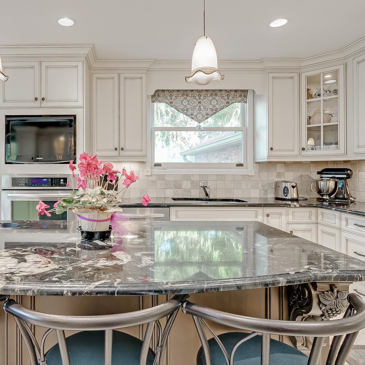 TheKuchmaTeam's tweet photo. Incredible property! This home is situated on an amazing treed lot (OVER 1/3 OF AN ACRE) in a prime Roseland location!  The house boasts over 2600 square feet plus a finished lower level and in-ground pool! 3057 First Street is offered at $2,650,000!
.
#thekuchmateam #Burlington https://t.co/nW5TdtVrUM