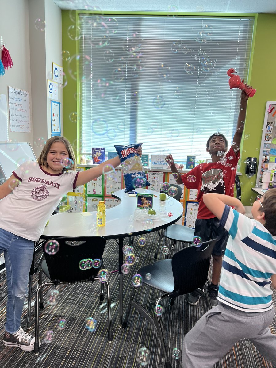 MrsJenBaldree's tweet photo. Finished up learning all of our Final Stable Syllables! This called for a FSS celebration-complete with bubbles, puzzles, skittles, apples and ruffles!!!!🎉 #matzkeproud @MatzkeElemCFISD https://t.co/19qOz0cqah