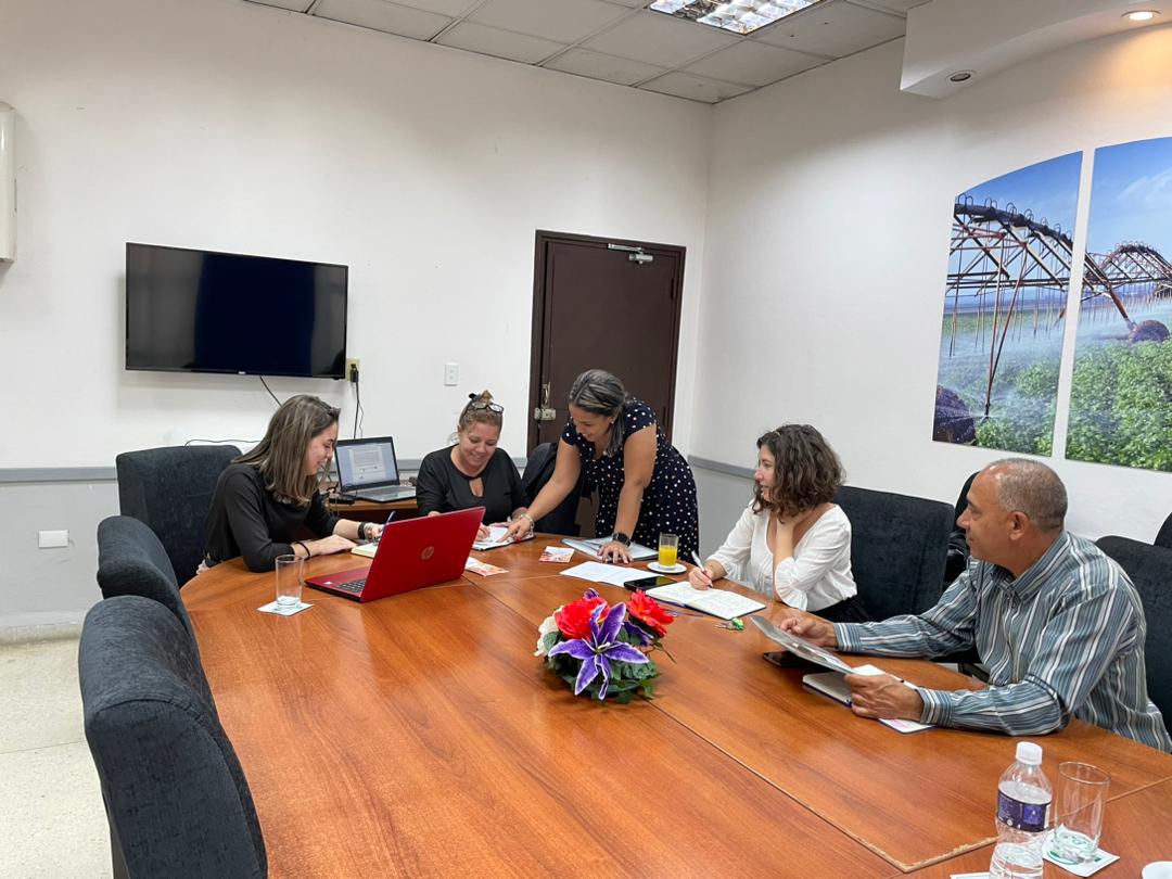 MayraC_88's tweet photo. Se trabaja desde el Proyecto POSAS en el Repositorio de Políticas Públicas y marcos normativos vinculados a la #soberaniaalimentaria

👉Un Repositorio con rostro de mujeres!!!!

@MINAGCuba @INIFAT6 @FAOCuba @UPR_Cuba https://t.co/HhW034Aoxt