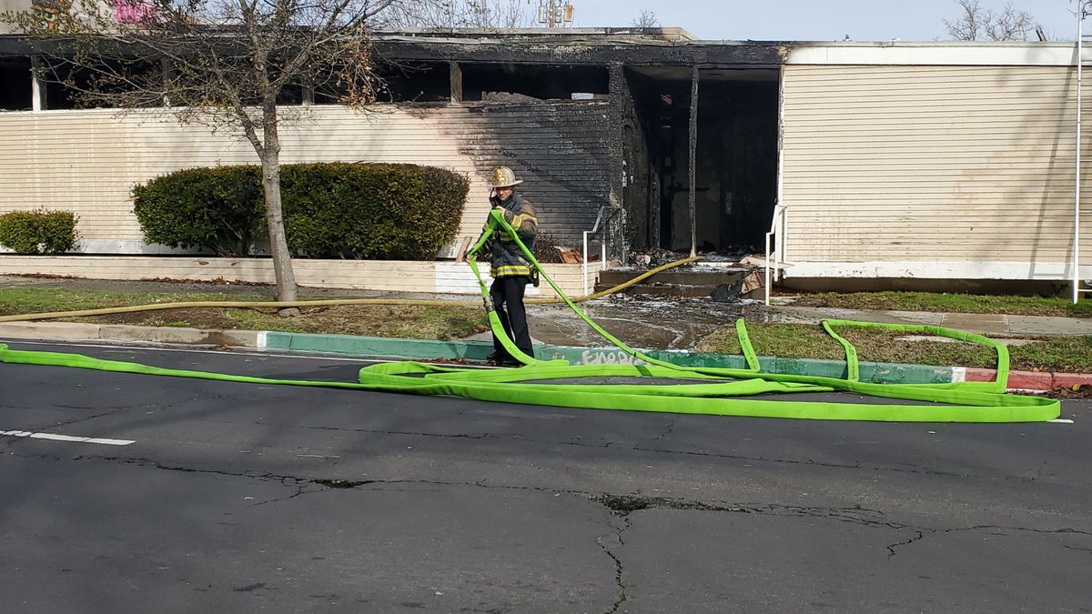 PSNews_Sac's tweet photo. #EARLIER #CommercialStructureFire #Midtown
Just before 11a.m., fire crews responded to reports of a commercial structure fire in the 2100 Q. Fire was through the roof when they arrived. The cause is under investigation; investigator is on scene collaborating with SacPD. https://t.co/tBeIeIwExr