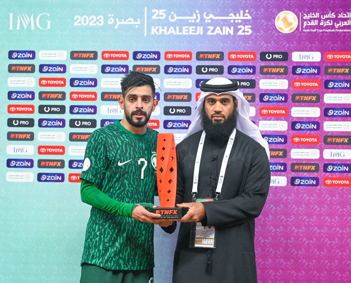 SaudiNT's tweet photo. رحبو معنا ... بــ "رجـل المـبـاراة" سميحان النابت الذي وقع عليه اختيار الاتحاد الخليجي لكرة القدم 👏😍 .
#معاك_يالأخضر | #خليجي_25 https://t.co/wH7gkIGBy8