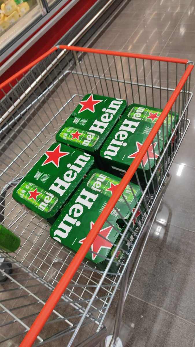 AlexandreScher5's tweet photo. E aí o 2k23 veio e tu quer parar de beber bebida alcoólica🚫. Primeiro find do ano te mandam já comprei os fardo pra nois tomar.
Aí tu te lembra da frase " azar, só se vive uma vez " e sextou 😎🤙🏼 https://t.co/QKVxCm4ua6