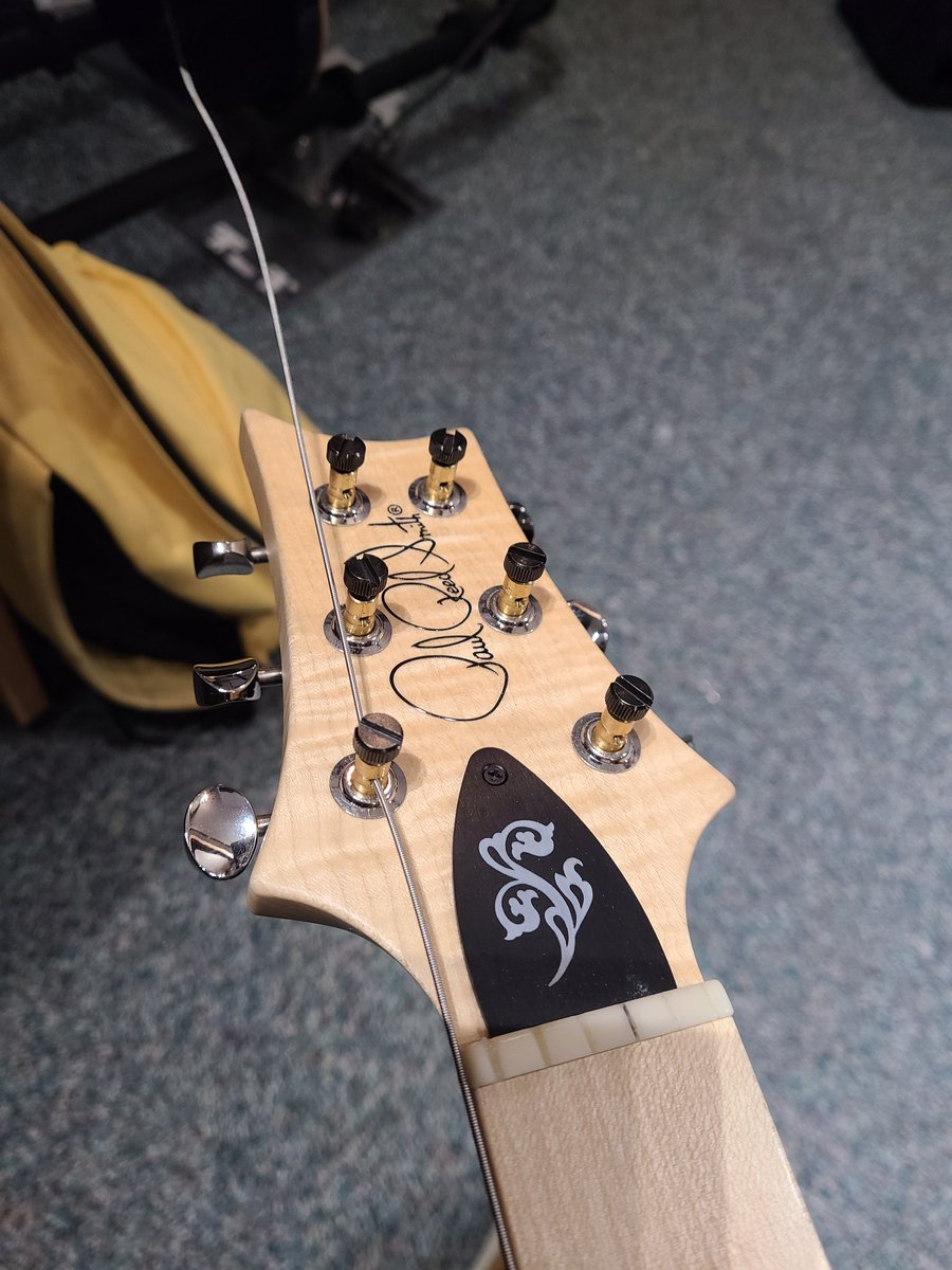 GeorgeGTBand's tweet photo. Re-string time 🎸 https://t.co/IgfMBQuH3p