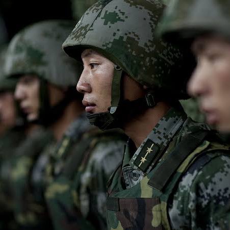 choquei's tweet photo. 🚨MUNDO: Chinês que fingiu ser militar por 4 anos para conquistar mulheres é preso. https://t.co/BRetpJFHDa