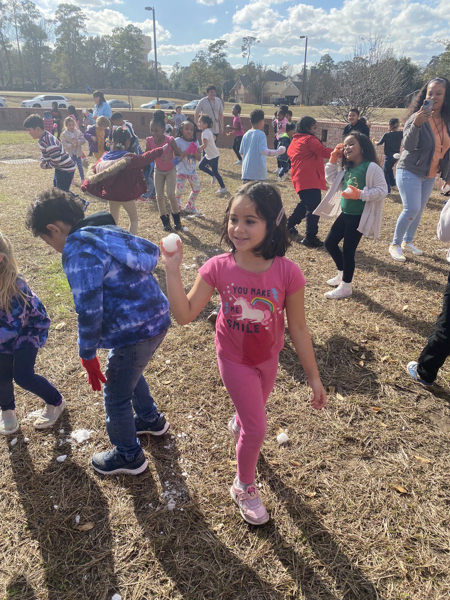 1stgraderocks1's tweet photo. 1st grade had a snowball fight today after learning about winter in Science! @HumbleISD_HE https://t.co/HV2oV2E8GH