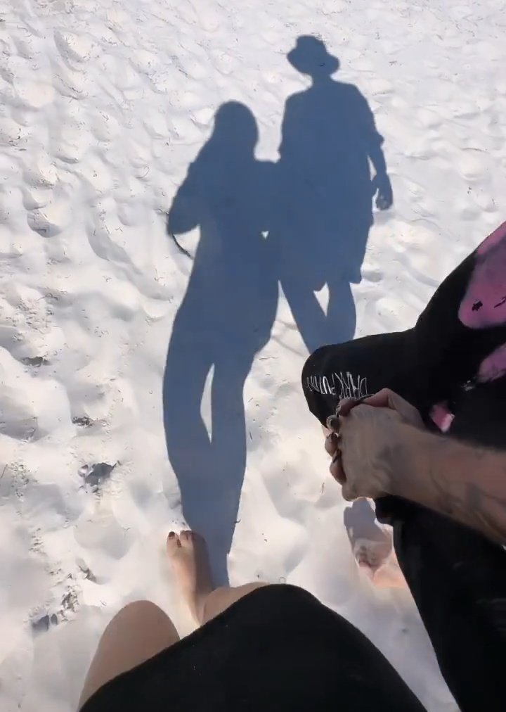 RosalesFlopy's tweet photo. Siempre lo pensé, no hay nada mas lindo que Kim y Juan junto a las playas ✨🌊 https://t.co/VlzmW6nX8H