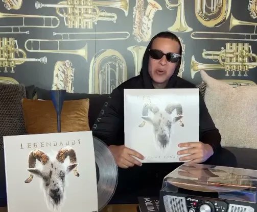 SinCortapisa_'s tweet image. #SinCortapisa Reguetonero Daddy Yankee lanza disco de vinilo del último álbum de su carrera, “Legendaddy”
LEA MÁS👉bit.ly/3GL5Pgd
Cc: @daddy_yankee #Legendary #discovinilo