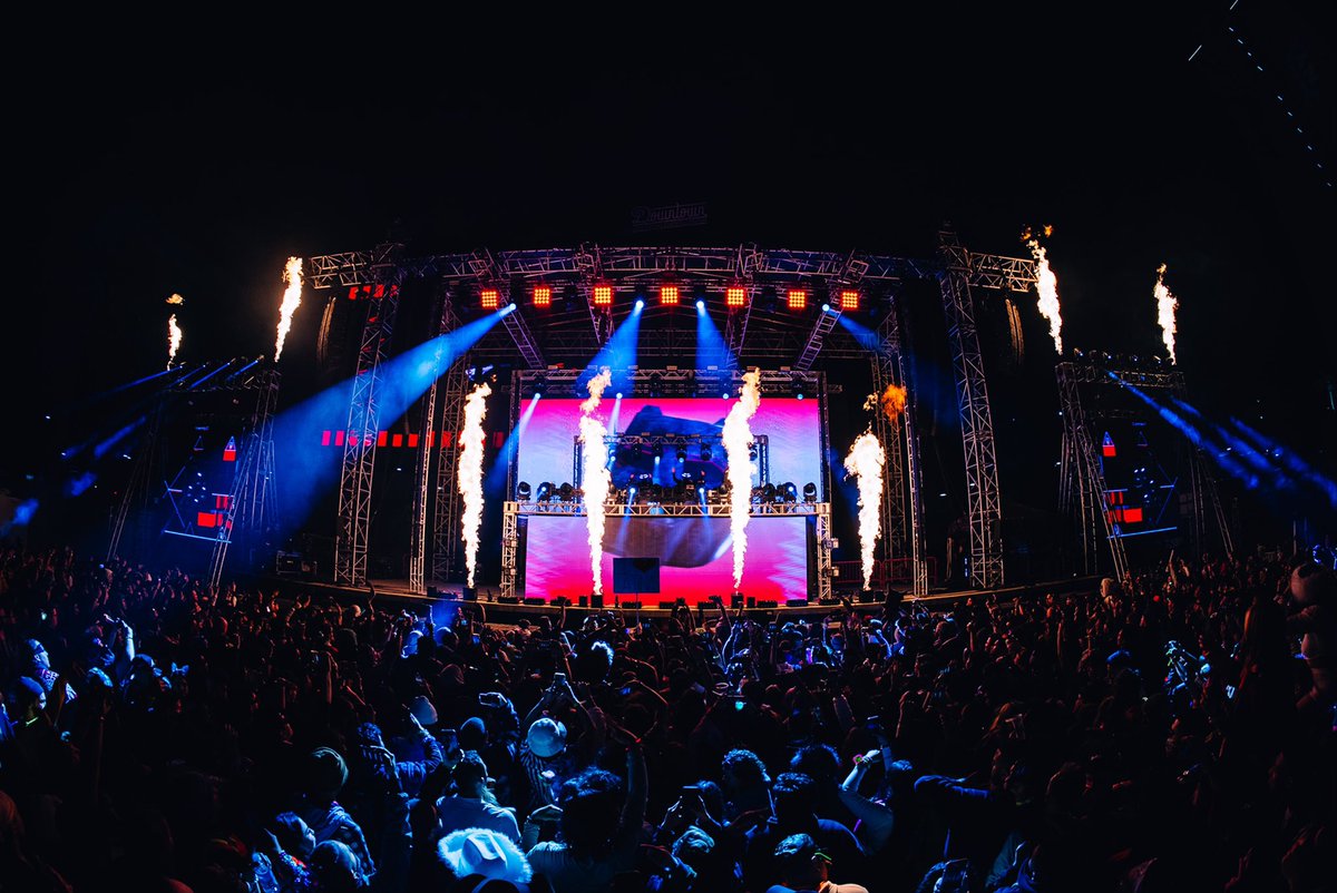JackpotNYE's tweet photo. What was your favorite moment of #JackpotNYE? 🤔😈🔥 https://t.co/OCiCWQ5cET