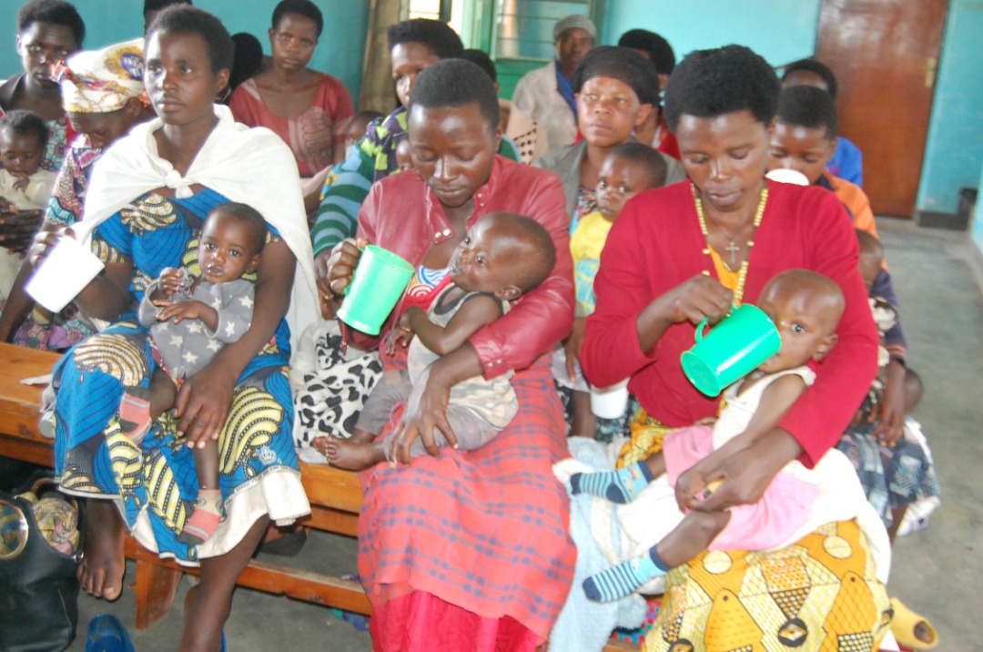 rclrwanda's tweet photo. Uyu munsi 06/01/2023 kubufatanye n'umurenga wa #BUSOGO na #GATARAGA  Revivingchildren'slivelihood yageneye ifunguro rigizwe nindyo yuzuye abana bari mu mirire mibi, hanatanzwe imyambaro yishuri na school feeding kubana  basubijwe mu ishuri na RCL. #MusanzeDistrict #RwandaNorth https://t.co/sysLY7ruIl