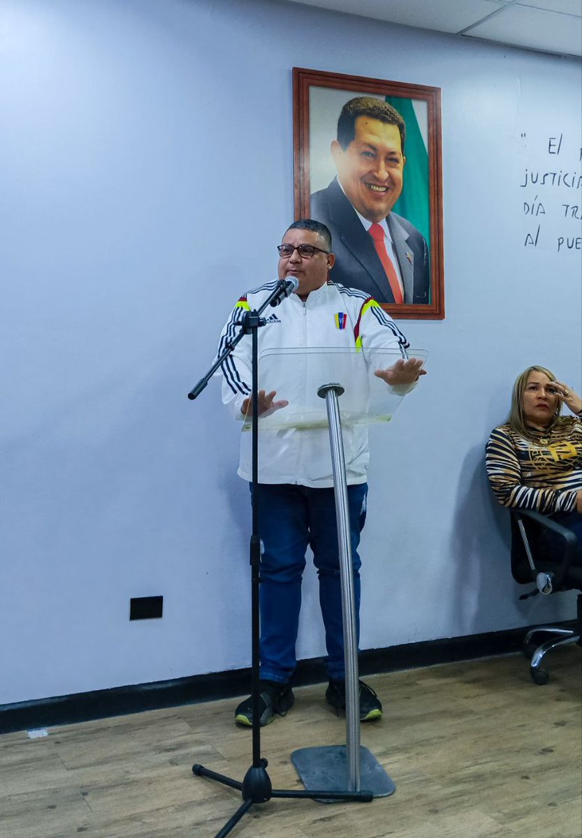 SecretaraDeGes2's tweet photo. #6Ene | Hoy estuvimos condecoderando a estos excelentísimos atletas tanto actuales como históricos, procedentes de nuestra amada Guarenas con el primer orden de entrega Daniel "chino" Canonico. Con @Freddy_Rod13  Guarenas se levanta
#guarenasselevanta
#psuv
#psuvguarenas https://t.co/yMWFKEkKct