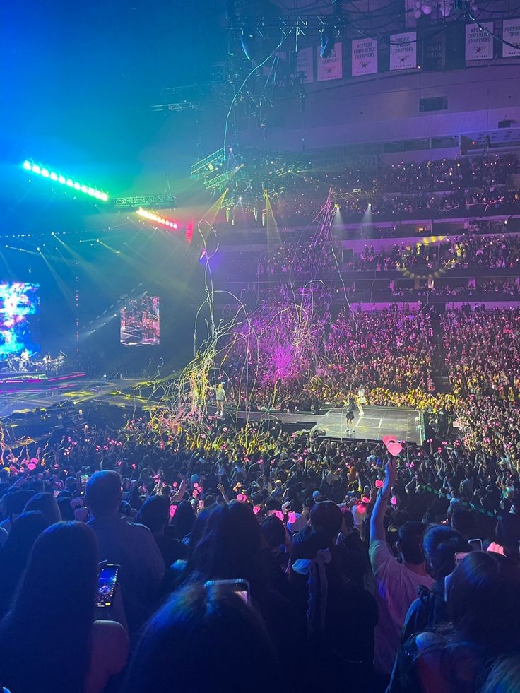 BLACKPINKChile's tweet photo. ¡BLINKs! 
Den RT &amp; respondan con sus 5 canciones favoritas de #BLACKPINK usando los hashtags: 

#BLACKPINKenChile
#BORNPINKTOURinCHILE
@bizarrolivecl @dgmedios @lotusmusica @BLACKPINK https://t.co/YbTOLPZnDe