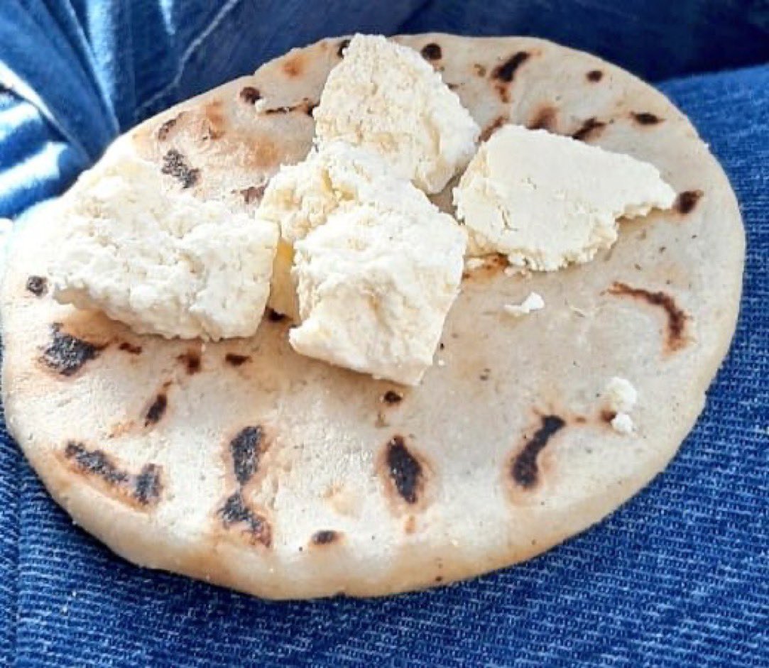 SalvadoranPride's tweet photo. Salvadoran Moms be like: "Dinner is Ready" https://t.co/NStibkpbwC