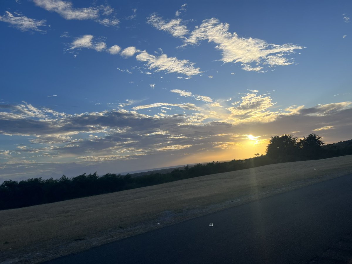 hondagirlPR's tweet photo. Pretty and Good Friday for everyone 🫶🏻

#sunsets #PuertoRico #atardecer #fyp https://t.co/ZzaHP0Glno