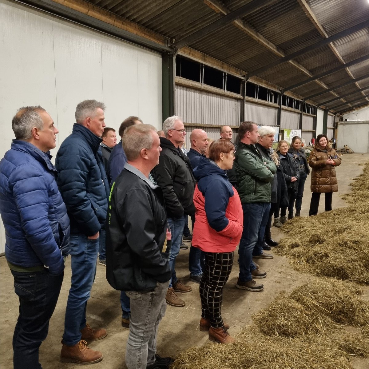 BBBNoordBrabant's tweet photo. Met kandidaten #BBB PS en WS op bezoek bij de Kamelen boerderij van Frank en Dorieke Smits. Interessant om te zien hoe deze #dromedarissen gehouden worden. Ook mooi te horen dat de #melk heel waardevol is voor mensen met maag-darm klachten en #suikerpatiënten! https://t.co/KSh9JgN4kI