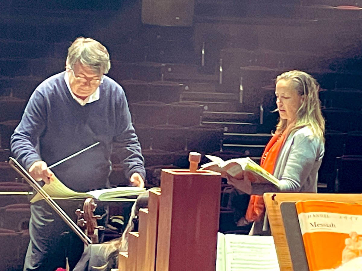 xbardolet's tweet photo. Tres instantànies de les proves de so d’avui d’#ElMessies a l’@auditoricallde, amb la @CoralCanigo, el @CorCabirol i l’Orquestra de Cambra de Vic.
Haurem obert i tancat festes cantant Al·leluia, mira. https://t.co/UOsHX5HGMM