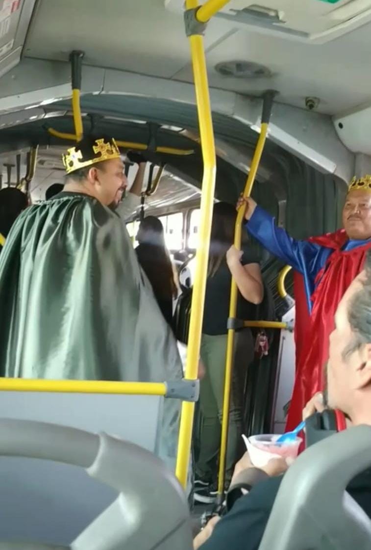 Trafico_ZMG's tweet photo. #ElBuenCiudadano Usuarios se visten como los Reyes Magos y regalan dulces a los niños en Macro Periférico ☺️🍭👑 https://t.co/OM2rIFiuzI