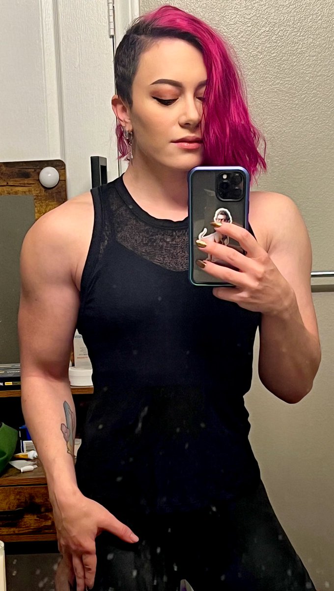 ClaireMax's tweet photo. Normalize wearing a full face of makeup while bench pressing the weight of a grown man https://t.co/ye3IVoq579