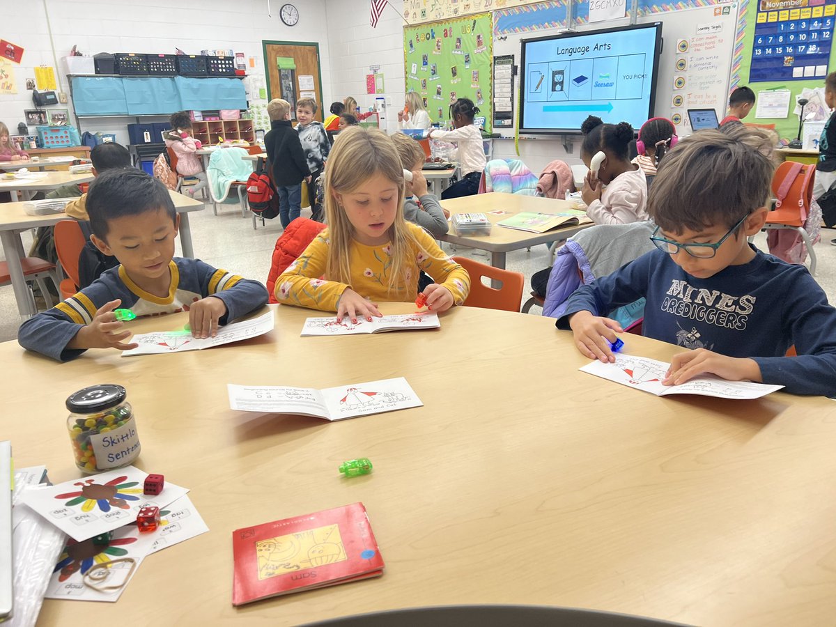 rofo_s's tweet photo. One of my favorite parts of the day is during small groups. I love to watch these little minds working! #kinderkids #ROFO https://t.co/Uqy2ksu78S