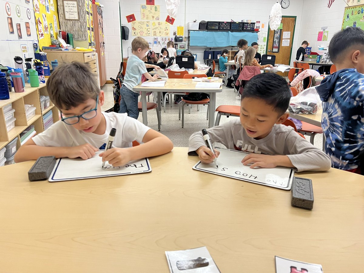 rofo_s's tweet photo. One of my favorite parts of the day is during small groups. I love to watch these little minds working! #kinderkids #ROFO https://t.co/Uqy2ksu78S