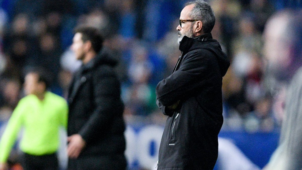 FondoSegunda's tweet photo. 14 | #RealOviedo
🌟 La estrella: Borja Bastón
😯 La revelación: Bretones
😔 La decepción: Aceves
🍂 Jon Pérez Bolo fracasó en Oviedo
👓 #ErGafa encauza el camino
🤼♂️ La filosofía del técnico cambia todo https://t.co/rjBkhTFaSx