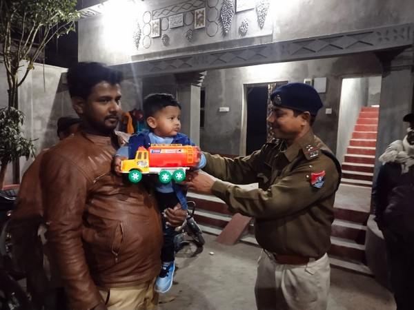 ani_digital's tweet photo. Indian Railway brings back joy to 19-month kid by reuniting him with his lost toy

Read @ANI Story | https://t.co/32on88PjXn
#IndianRailways #childhood #toys https://t.co/jcUKgVIlqV