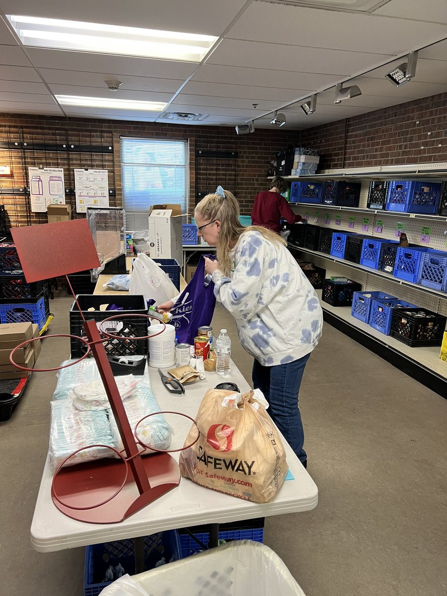 PhysicsPhD4Me's tweet photo. We spent the morning with our partners at @TheActionCtr in #JeffCo. Thanks to the Action Center for the service you provide to the community! We had an awesome time, and the Red Rocks Community College team plan to return on January 13th for another day of service. #RRCC #service https://t.co/hugKP4USma