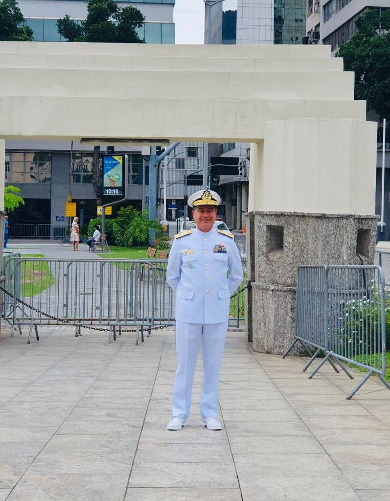 “Tudo tem o seu tempo determinado, e há tempo para todo o propósito debaixo do céu.”

Em março de 1971, ainda menino, aos dez anos, entrei por esse portão, o mesmo pelo qual deixei agora a minha querida Marinha.