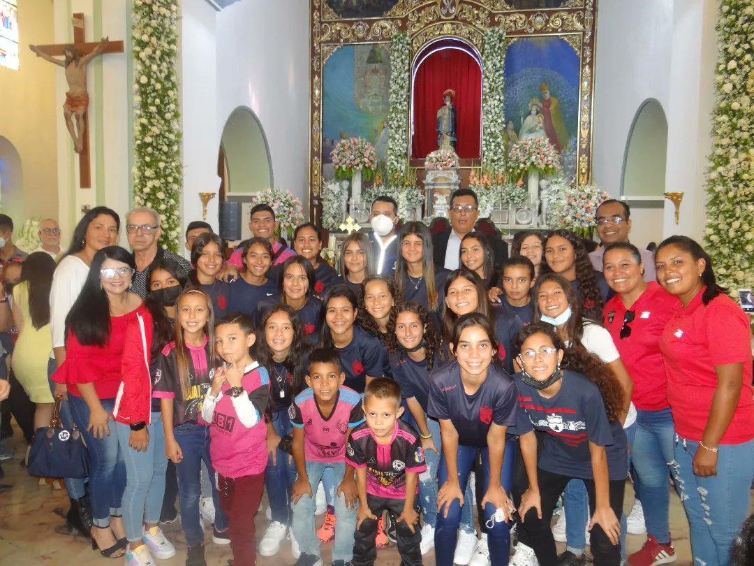 SomosAfel's tweet photo. 𝗠𝗶𝘀𝗮 𝗱𝗲𝗹 𝗗𝗲𝗽𝗼𝗿𝘁𝗲 ⛪⚽

Asistimos hoy 6 de enero en conjunto con todas las disciplinas deportivas de Lara a la Misa del Deporte 🙏

Como una familia nuestros equipos afiliados asistieron a la Iglesia Santa Rosa previo al 14 de enero, Día de la Divina Pastora 👨‍👩‍👦‍👦 https://t.co/VgEUPBO4ZL