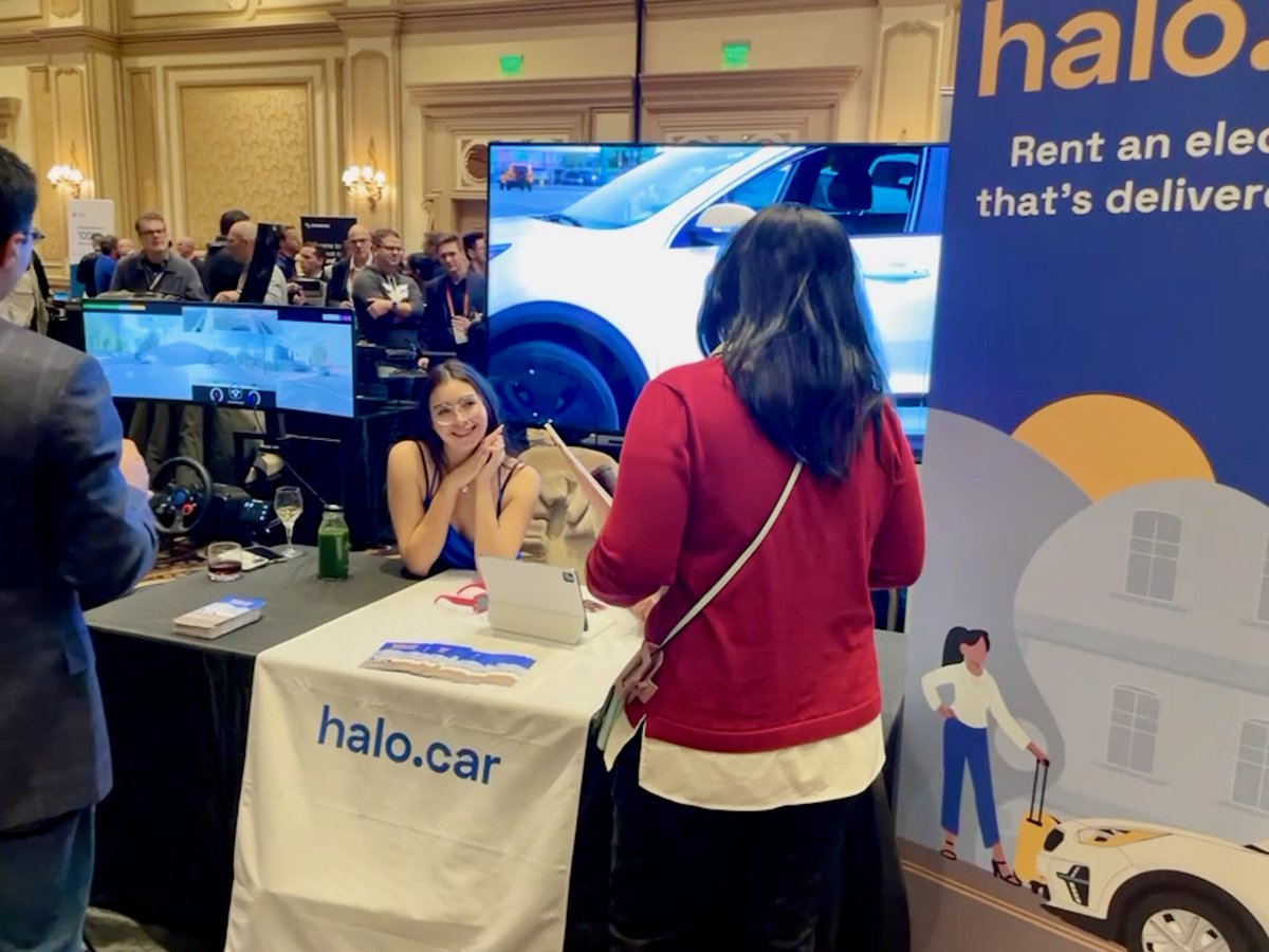 halocar_'s tweet image. Some snaps of our team chatting all things #electricvehicles and #driverlesstech with #ces2023 attendees during the COVESA Showcase last night inside Bellagio Ballroom.