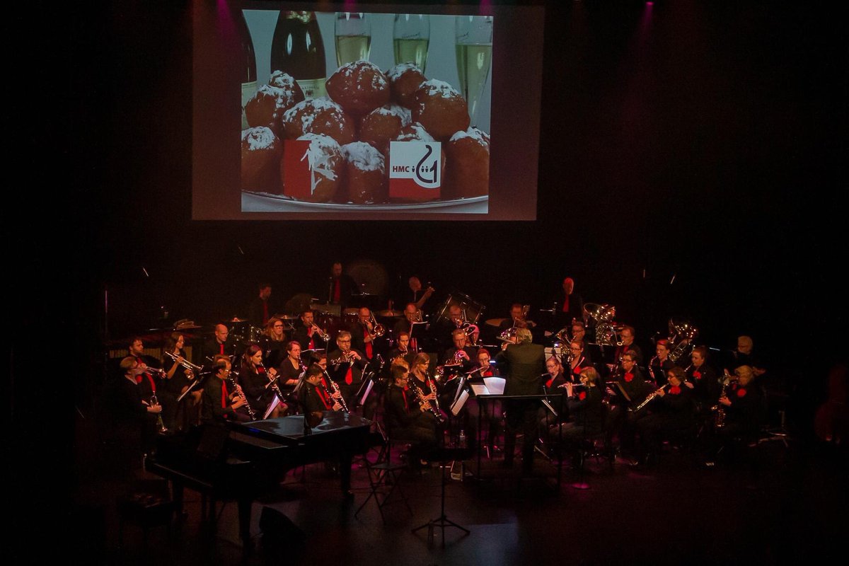 Van 'ode' aan het huis van de stad tot een ware Maestro-beleving: Cabaret en muziek gingen vorige week hand in hand tijdens de Helmondse Oudejaarsconference met Joop Vos 🎼🙂 Met dank aan Claudette de Haas voor de sfeerimpressie.