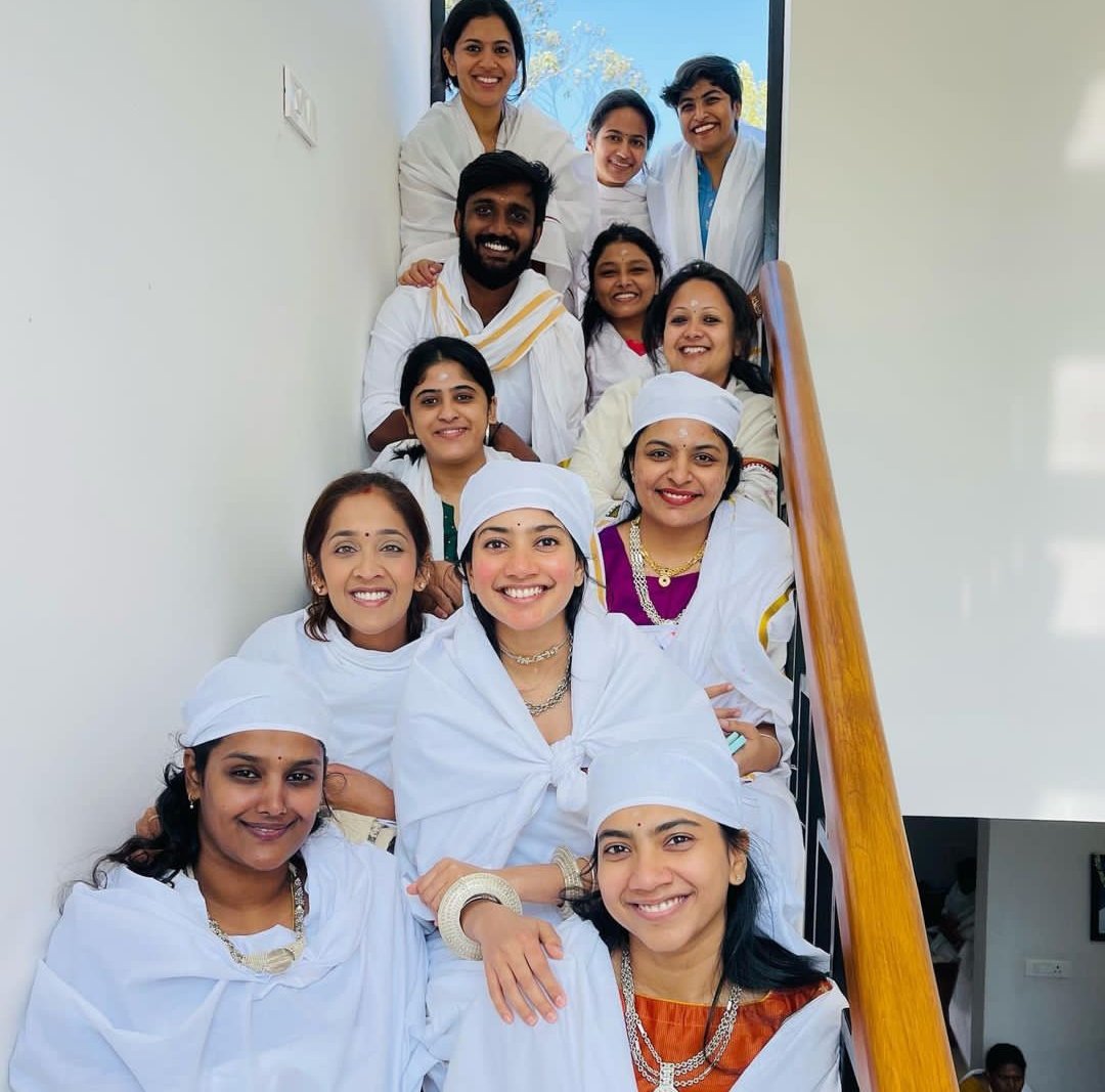 SaipallaviFC's tweet photo. Queen @Sai_Pallavi92's Family YDay in Hethai Habba festival 😍🤍

#Saipallavi #Poojakannan
#OurFamily https://t.co/ljdED0Zy0u