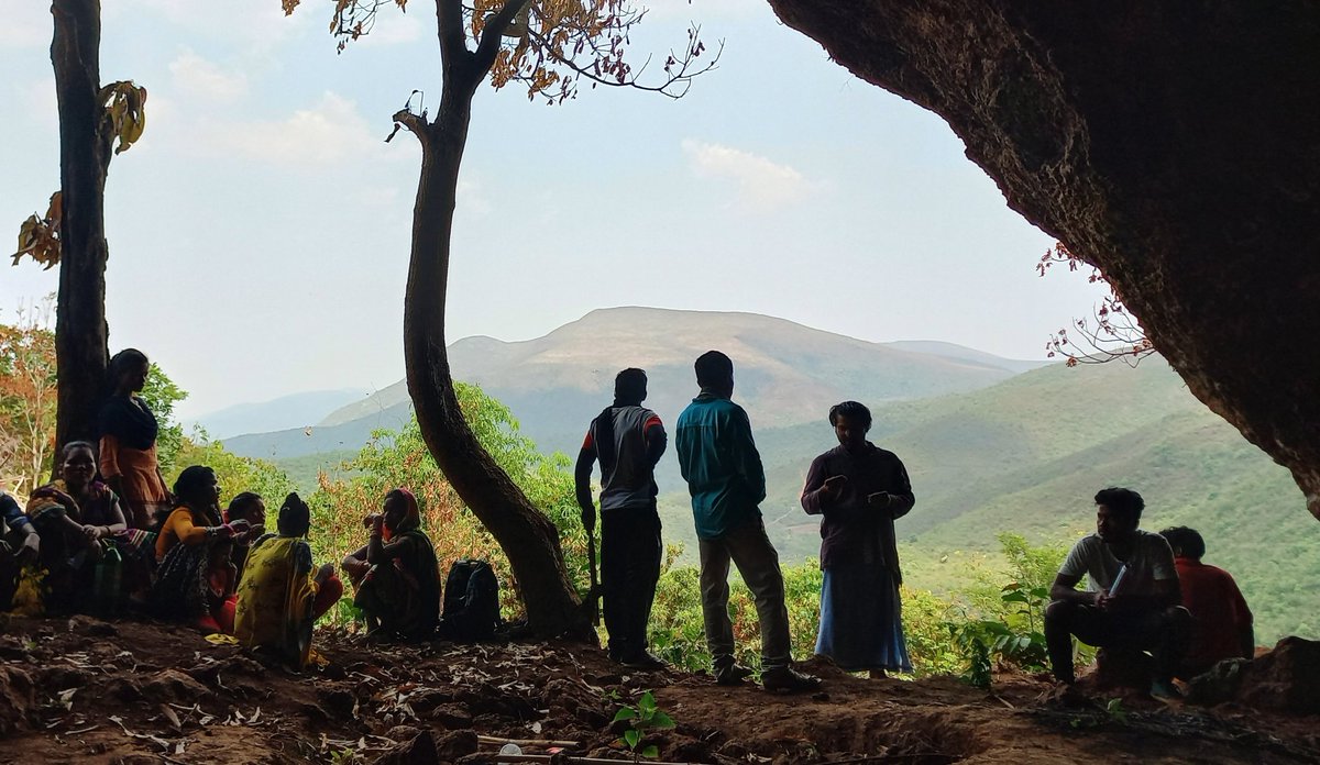 JacintaKerkett2's tweet image. लैटिन अमेरिका के लेखक एदुआर्दो गालियानो ने लिखा है.&quot;वे हमारे पहाड़ों पर आए.उसपर खड़े होकर बोले,हमने खोज लिया. हम जो वहीं खड़े थे, हमने कहा कि फिर हम यहां क्या कर रहे हैं. तब उन्होंने हमें घूंसा मारा.&quot; वह घूंसा विश्व के हर कोने में देशज लोगों को मारा जा रहा है. भारत अलग नहीं है.