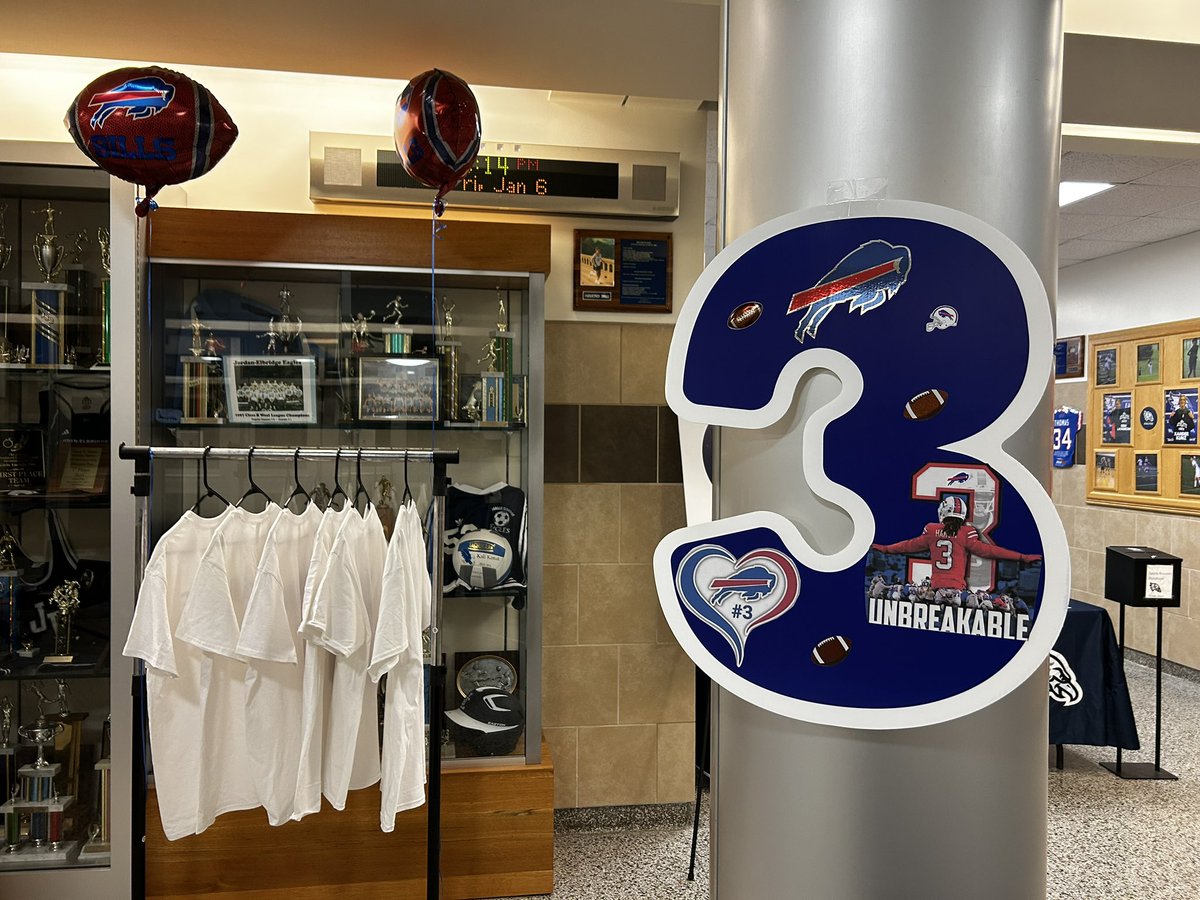 MadisonMooreTV's tweet photo. #DamarHamlinStrong: Jordan-Elbridge is showing their support for Damar Hamlin during tonight’s Varsity basketball game— @BuffaloBills themed! 

I’ll introduce you to the student behind the idea and how they’re raising money for Hamlin’s foundation tonight on @NewsChannel9 at 11. https://t.co/ydmUTkLbNt