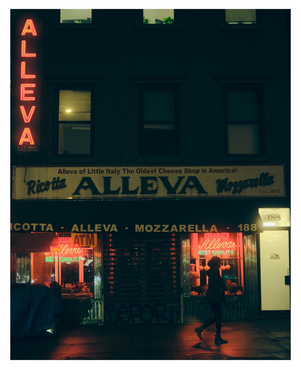 Let there be Neon! 

#fujifilm #fujifilmx100v #streetphotography #nycstreetphotography