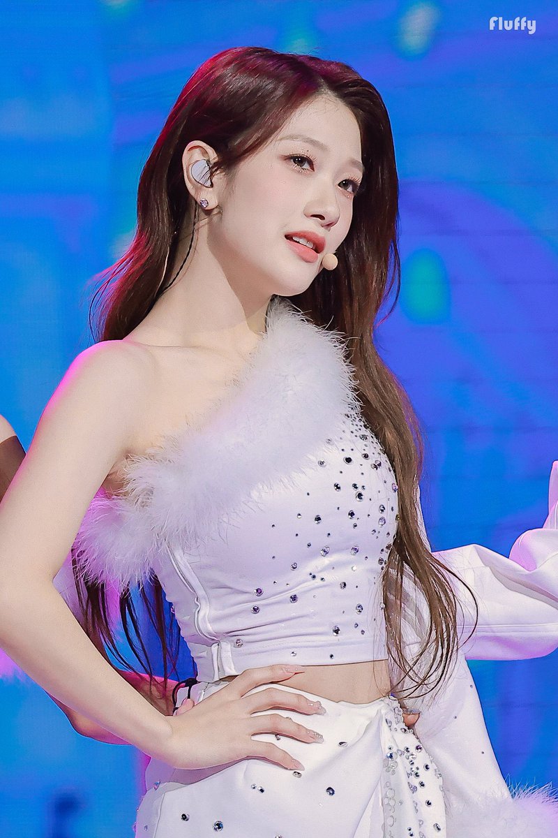 LEESEOYE0NS's tweet photo. #seoyeon #fromis_9 https://t.co/DkkMMvnF5s