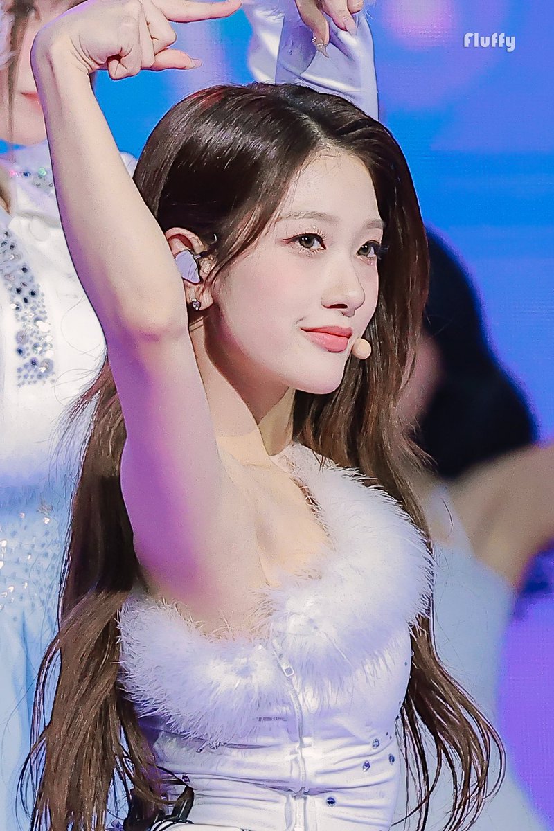 LEESEOYE0NS's tweet photo. #seoyeon #fromis_9 https://t.co/DkkMMvnF5s